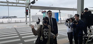 IU搭機來台！及肩短髮現身機場 頻做「臉頰愛心」寵粉
