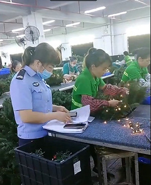 (影) 中國蔑視人權侵門踏戶！安裝監控軟體、搶電動車 民眾持菜刀對峙
