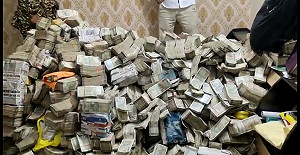（影）鈔票堆積如山！印部長秘書幫傭家中搜出2.5億盧比 還有黃金珠寶