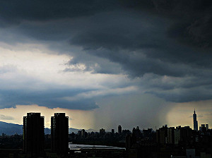 天氣又濕又悶！午後外出做好防曬及備妥雨具