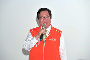鄭文燦生日卻笑不出來！從政順遂、一路起伏…