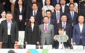 總統就職典禮唱國歌  王興煥拒絕起身   舉起「台灣獨立」旗幟 