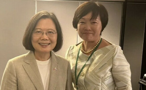 安倍昭惠PO與蔡英文合照  致贈「獺祭」紀念酒賀賴清德就職 