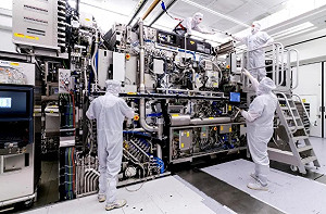 EUV 製造走向新時代 四巨頭各出奇招 ASML 擴大產能並擬調漲設備價格