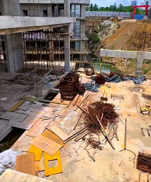 (影) 沒錢過活了! 投入畢生積蓄買房卻停工 業主乾脆住進爛尾樓裡搭帳篷