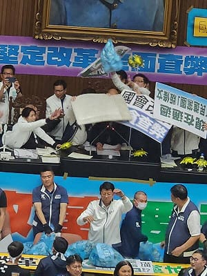 (影)現場直擊》力阻國會改革法三讀 綠黨團向主席台狂丟「藍垃圾」