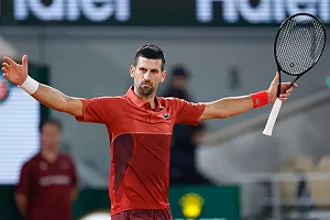 法網苦戰 4 小時半終於贏了！Djokovic 賽後抱怨