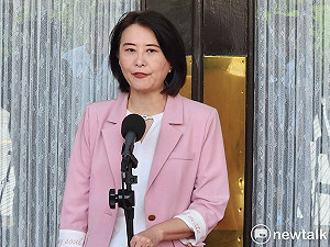 民眾只是留言放眨眼符號... 王鴻薇竟嗆人「吸洋流」面部神經失調