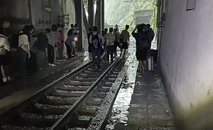 新自強號撞土石流出軌釀9傷 台鐵最快午前全線搶通