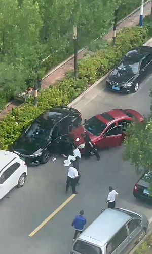 (影) 兇殘至極！行車起口角 山東男當街持斧砍殺2女 網：「偶發事件」太多了
