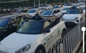 癱瘓武漢交通! 「蘿蔔快跑」自動駕駛又闖禍 還把乘客困車裏