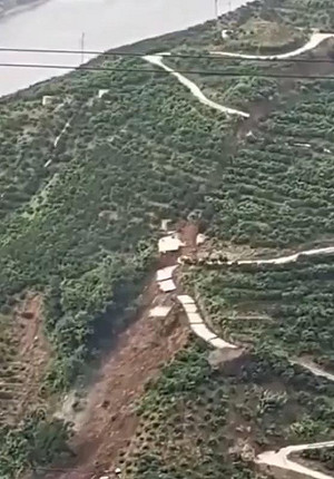 (影) 整座山頭沒了！ 三峽大壩11孔全開 湖北山體滑波、大淹水 陝西大橋被沖走