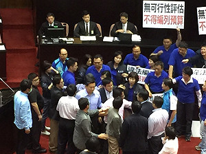 藍綠對峙激烈衝突 林全未能報告前瞻