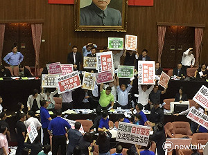 林全立院報告遭阻 前瞻預算案表決付委審查