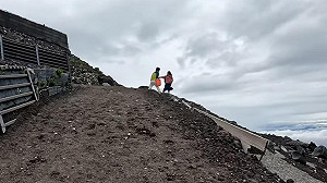 (影)中國母子在富士山上打架？！ 母承認「在兒面前愛愛」拍攝者竟是台灣登山客！