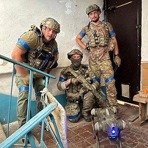 (影）烏軍攻俄成AI戰爭典範! 無人機群狂轟 電子干擾戰上場、機器狗也參戰