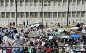 香港紀念六四  女學生手持白花就被警帶走 律師嗆：小草們，這才叫獨裁！
