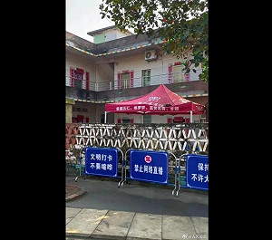 (影)遊客每天包圍全紅嬋老家 家人村民不堪其擾 當地警方出動拒馬