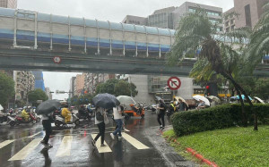 週末外出記得帶傘！專家：中午熱、下午雷雨要提防