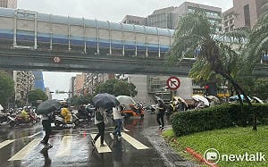 鋒面徘徊4縣市大雨特報 今氣溫略降中午前各地有雨午後山區雨勢大