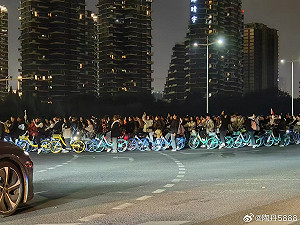 (影) 20萬人夜騎嚇到中共! 鄭州2大共享單車突大規模停運「維修」