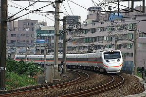 太魯閣號驚魂!行駛中遭砸中冒火光 車窗裂成蜘蛛網狀