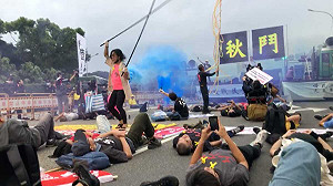 秋鬥數百人上凱道怒喊「和平反戰、民生優先」 召集人黃德北：不該充當美國的棋子