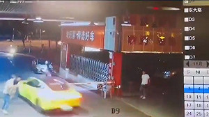 (影) 中國汽車愛玩「人體保齡球」？ 杭州、遼寧、廣東開平都傳惡意撞人事故