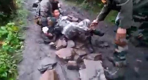 （影）解放軍遭印軍俘虜毆打影片曝! 網譏：難道解放軍從來都只殺中國人？