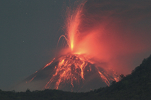 (影) 火山灰噴發9公里！峇里島航班癱瘓 千名旅客滯留 機票喊到7千美元一張