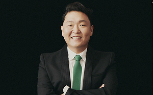 江南大叔PSY涉「非法取得安眠藥」！辦公室遭搜查、手機被沒收