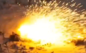 （影）T-90M被布萊德利打爆! 俄兵以為是烏軍豹式坦克 還高興慶祝