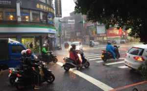 西南風逐漸減弱  嚴防午後各地雷陣雨