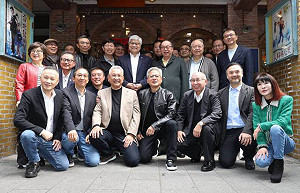黃仁勳台北設宴「科技大咖齊聚」！幽默調侃：蹲前排的都是有在運動的