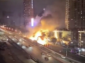 (影）氧氣瓶爆炸會這麼大? 深圳文錦渡口岸貨櫃車起火 官方說法引質疑