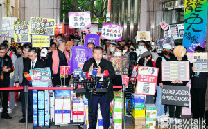 現場直擊》百位公民代表赴中選舉會繳交罷免提議連署書 展罷免18名國民黨立委氣勢與民意