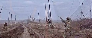 （影) 俄軍建「防無人機長城 」! 保護裝甲與補給車輛 2公里長道路裝大網