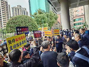 不滿板殯擴建 自救會逾百人赴議會抗議遞交萬人連署書