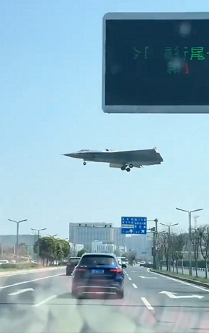 (影) 中美六代機較勁! 殲-36超低空飛過引震撼 美海軍將宣佈F/A-XX中標者
