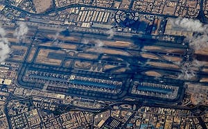 無人機事故釀燃料槽起火！杜拜國際機場宣布「暫停所有航班起降」