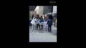 (影) 恐怖投毒！河北美術學院生吃飯、洗澡都死亡 校方封鎖消息 家長怒上街抗議