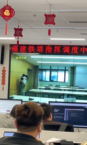 (影) 急 真的很急！安徽應急中心領導與女秘書親熱放大螢幕 江蘇9官潛規則女警