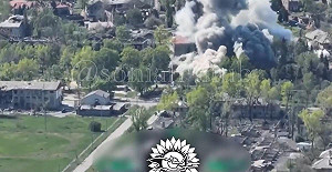 (影) 烏Su-27戰機用JDAM滅俄營指揮部! 「吸血鬼」無人機也轟俄陣地