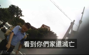(影)「拔羅波」女志工又被辱罵威脅「要看到你們家滅亡」網轟：什麼黨就有什麼選民
