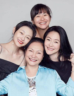 母親節曬女兒合照！S媽喊「美容大王回來給我慶祝了」 還PO大S祝福影片