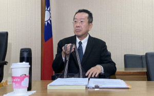 徐巧芯修法幫國軍加薪 顧立雄：條文明訂幫誰加薪、立法逾越行政權