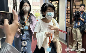 柯文哲案開庭  陳佩琪戴KP口罩現身旁聽 