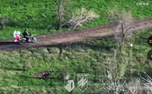 (影) 俄2直升機被擊落影片曝光! 防俄摩托兵亂竄 烏軍這些奇招爽制服