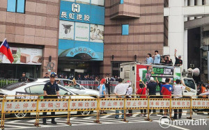 賴清德就任周年前 國民黨車隊直搗民進黨部喊「下台」