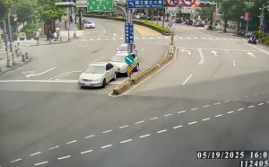 (影)三峽車禍肇事駕駛暴衝前一路口倒車撞後車 被質疑肇逃心急釀禍